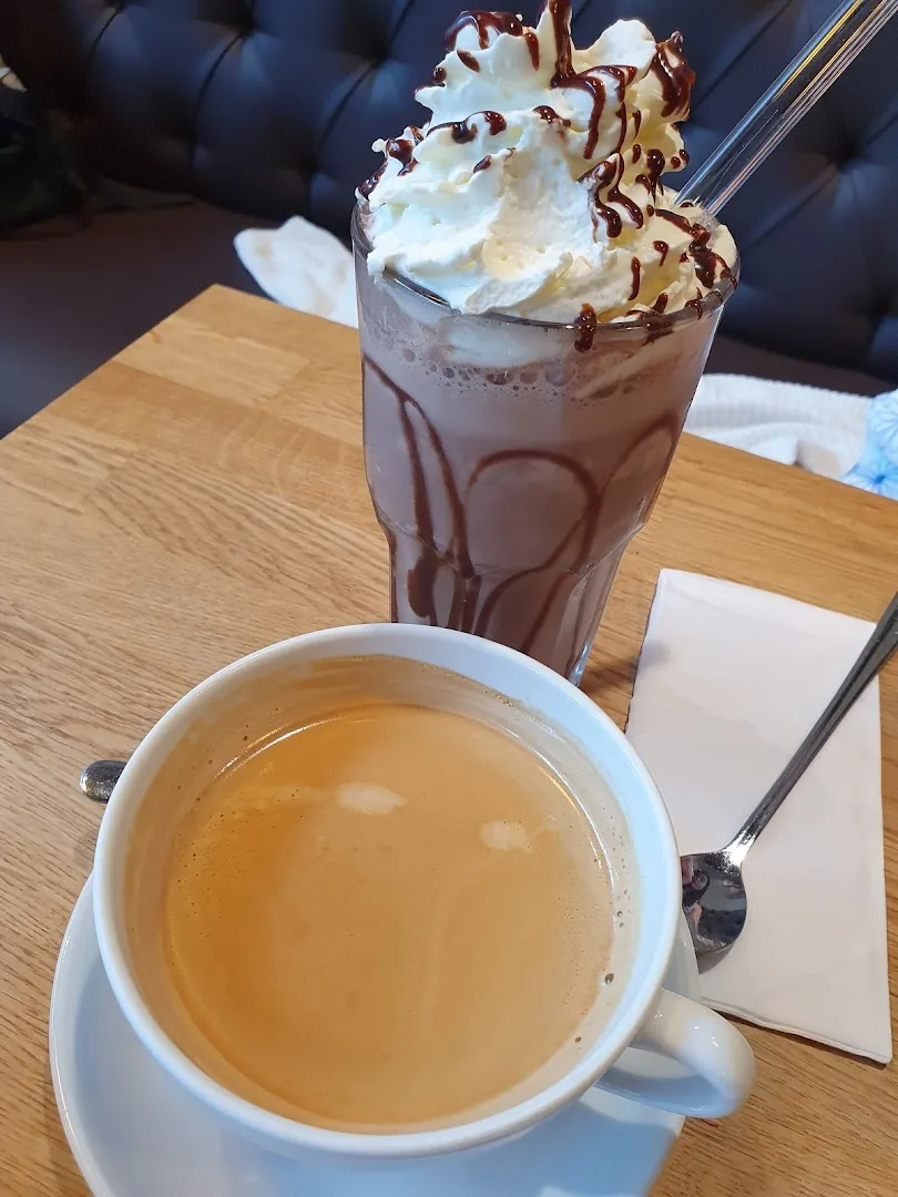 Café Crème und Eisschokolade mit Sahne bei Kaffee Fleck