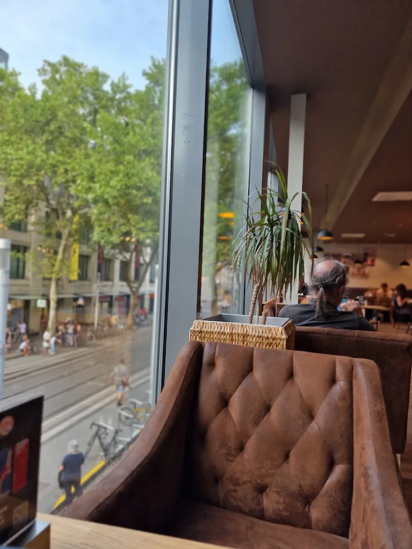 Fensterplatz bei Kaffee Fleck mit Blick über die Kaiserstraße in Karlsruhe