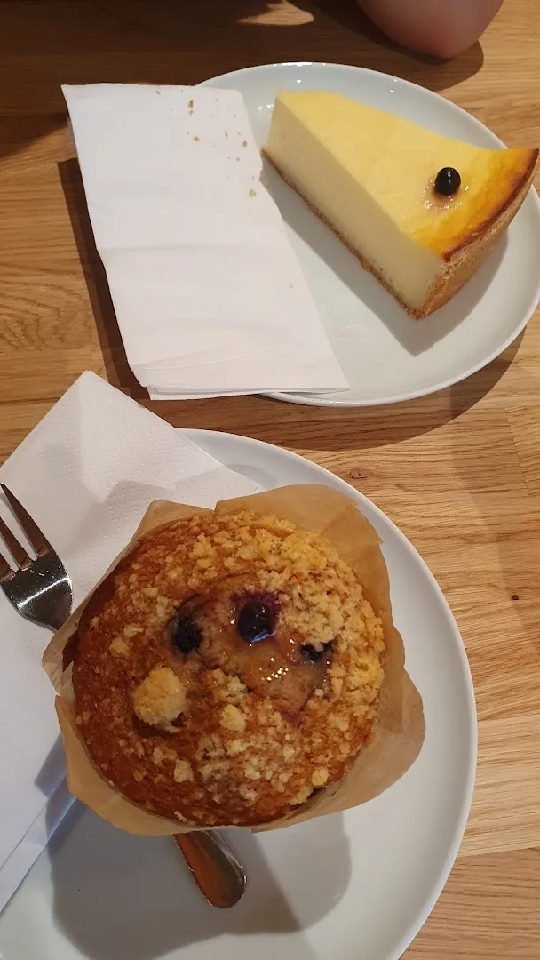 New-York-Cheesecake und Heidelbeer-Streusel-Muffin bei Kaffee Fleck