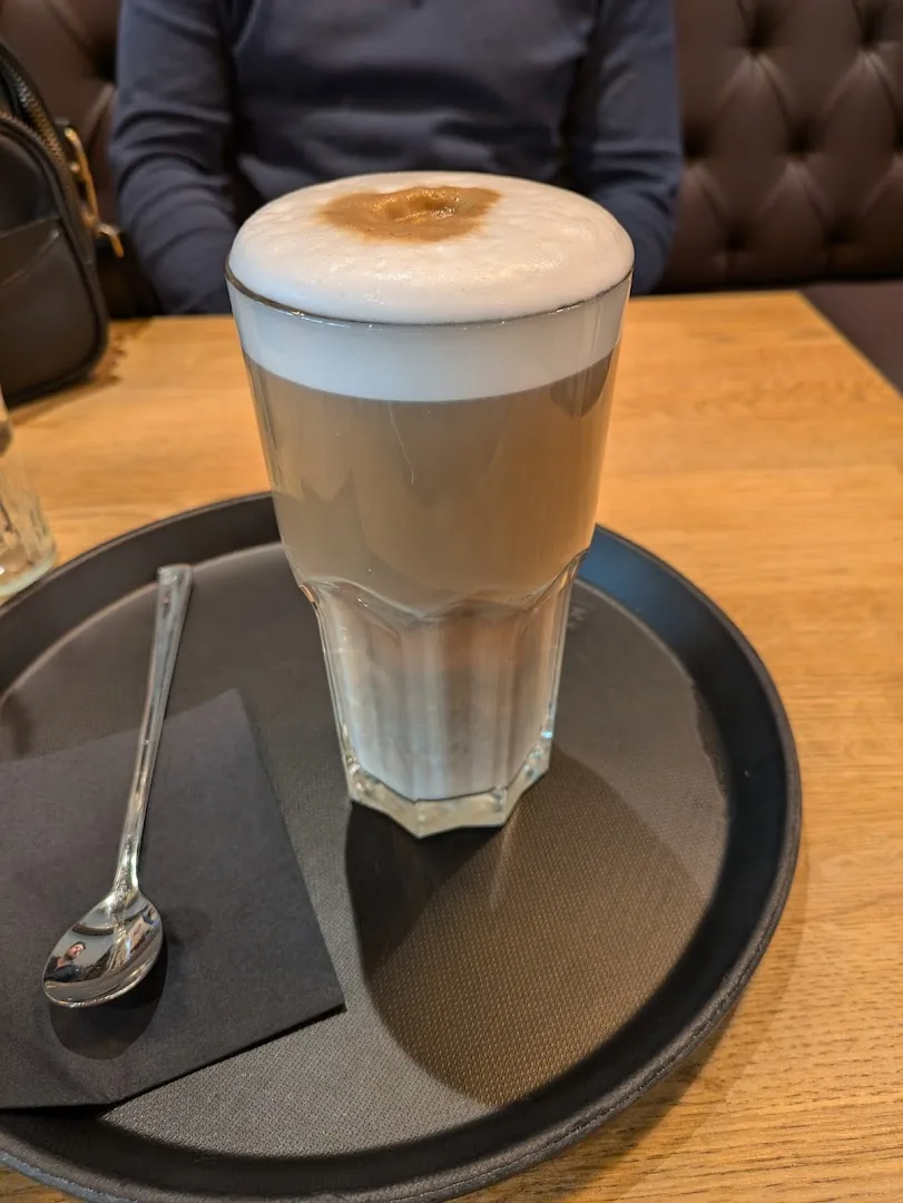Latte Macchiato im Glas auf einem Tablett bei Kaffee Fleck